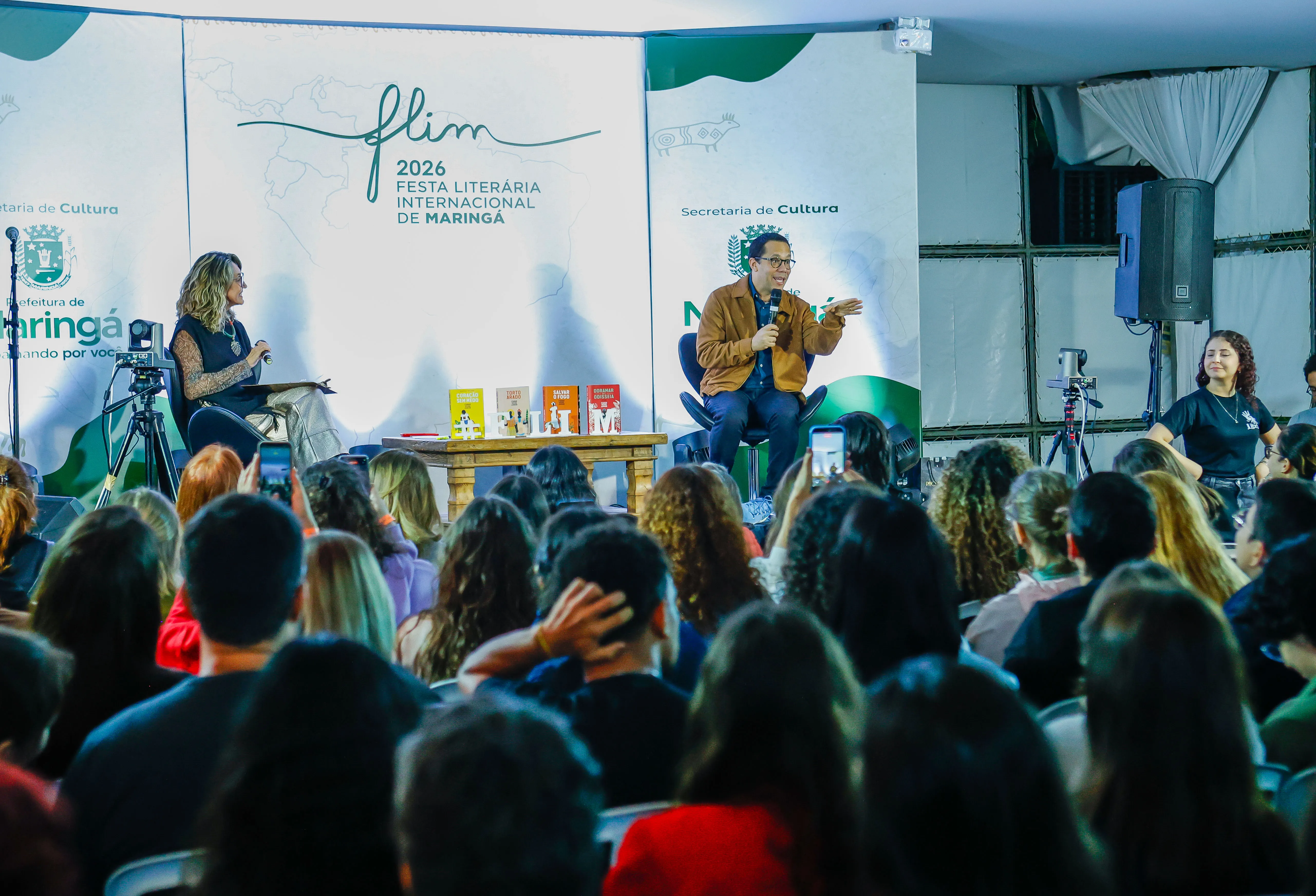 Um dos momentos mais aguardados da noite foi o bate-papo com Itamar Vieira Junior, autor de Torto Arado e Coração sem Medo